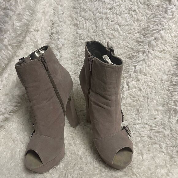 Beau +Ashe synthetic suede taupe ankle straps  heels silver tone accent SZ8 - Picture 2 of 13